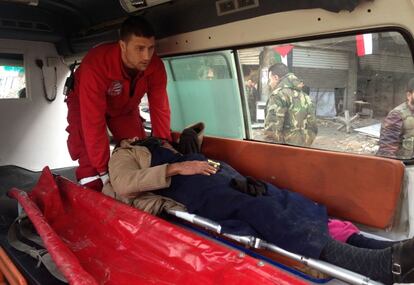 Un anciano es evacuado en ambulancia del campo de refugiados palestinos de Yarmuk al sur de Damasco (Siria), que durante meses ha estado bajo el control de la fuerzas de opoosición contra el régimen de Bachar El Asad.