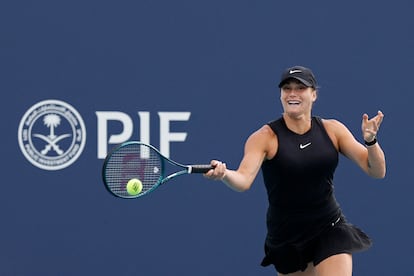 Sabalenka, durante un partido en Miami, junto al logo del PIF (Fondo de Inversión Pública de Arabia Saudí).