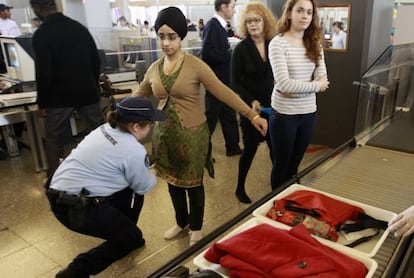 Cacheo de pasajeros en el aeropuerto franc&eacute;s Charles de Gaulle.