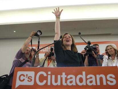 La candidata de Ciutadans, Carina Mejías (c), celebra los 5 regidores.