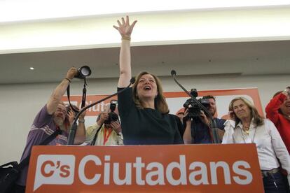 La candidata de Ciutadans, Carina Mejías (c), celebra los 5 regidores.