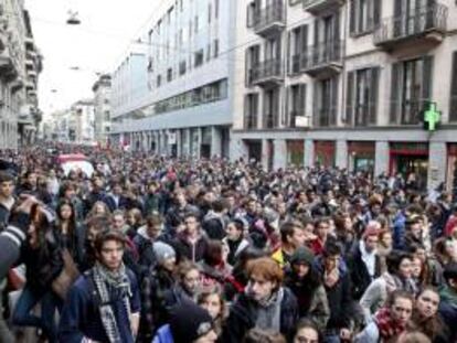 Miles de estudiantes se manifiestan contra la política de austeridad, en Milán (Italia). EFE/Archivo