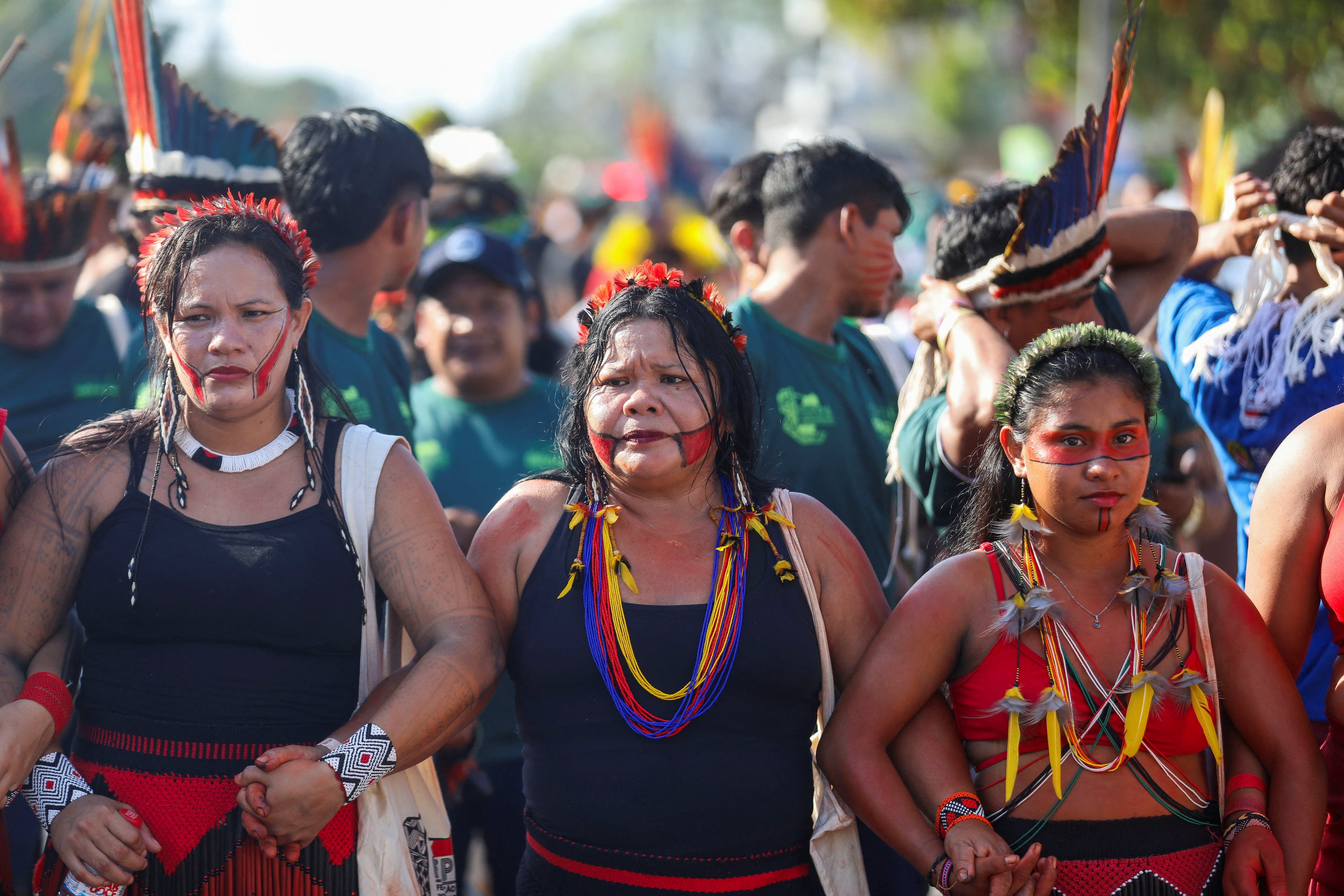 Brasil abraza a indígenas y activistas en la COP30 mientras los países encogen las delegaciones de negociadores