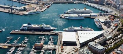 Varios cruceros atracados en el puerto de A Coruña.