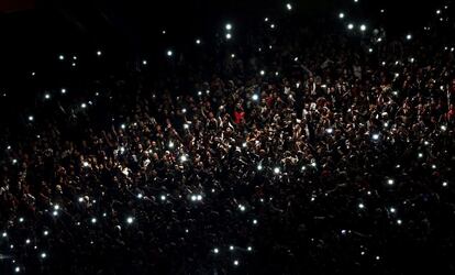 Los espectadores iluminan las gradas del estadio del Besiktas con sus teléfonos móviles durante un corte de luz que se registró durante el partido del grupo C de la Liga Europa que enfrenta al Besiktas contra el Tottenham Hotspur en Estambul, Turquía.