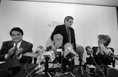 Sergio Ramírez, uno de los premiados (derecha), Jesús de Polanco, presidente del Grupo PRISA y la ministra de Educación Esperanza Aguirre, en la entrega de los premios Alfaguara 1998.