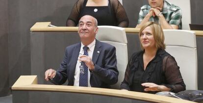 Martin Garitano, junto a la diputada Ikerne Badiola, en el debate de política general de Gipuzkoa.