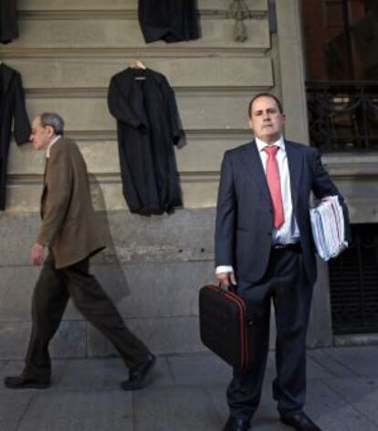 Juan Antonio Gragera, abogado de oficio de Francisco Correa, delante del Colegio de Abogados de Madrid.