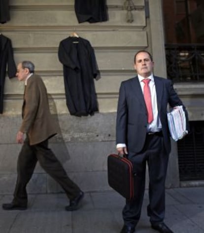 Juan Antonio Gragera, abogado de oficio de Francisco Correa, delante del Colegio de Abogados de Madrid.