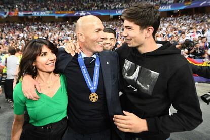 Zidane, con su esposa y Theo, uno de sus hijos.