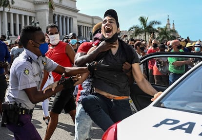 Las manifestaciones en Cuba terminaron con cientos de presos y con los meses, decenas de exiliados. En la imagen, un hombre es arrestado en La Habana el 11 de julio. "La orden de combate está dada, a la calle los revolucionarios", reaccionó ante las protestas el presidente de Cuba, Miguel Díaz-Canel.