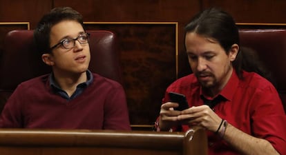 El l&iacute;der de Podemos, Pablo Iglesias (d), junto con el portavoz parlamentario de esta formaci&oacute;n, &Iacute;&ntilde;igo Errej&oacute;n, en el Congreso.