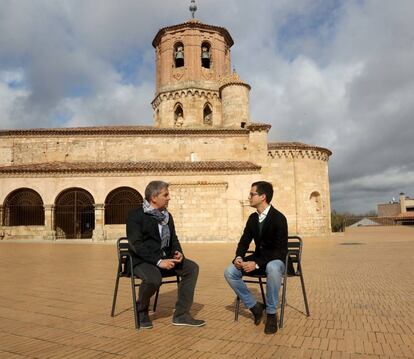 Javier Antón (PSOE) y Tomás Cabezón (PP), ante la iglesia de San Miguel en Almazán.