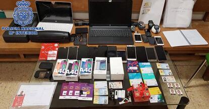 Materiales incautados a la red criminal que suplantaba la identidad de ciudadanos para pedir créditos online.