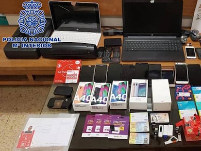 Materiales incautados a la red criminal que suplantaba la identidad de ciudadanos para pedir créditos online.