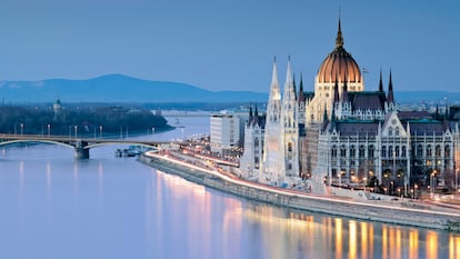 Edificio del Parlamento húngaro a orillas del Danubio, en Budapest (Hungría).