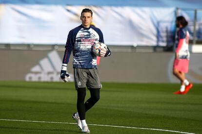 Andriy Lunin, en el calentamiento del partido del Madrid contra el Cádiz en el Di Stéfano.