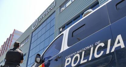 La policía registra una de las empresas de Ángel Ojeda, en Sevilla.