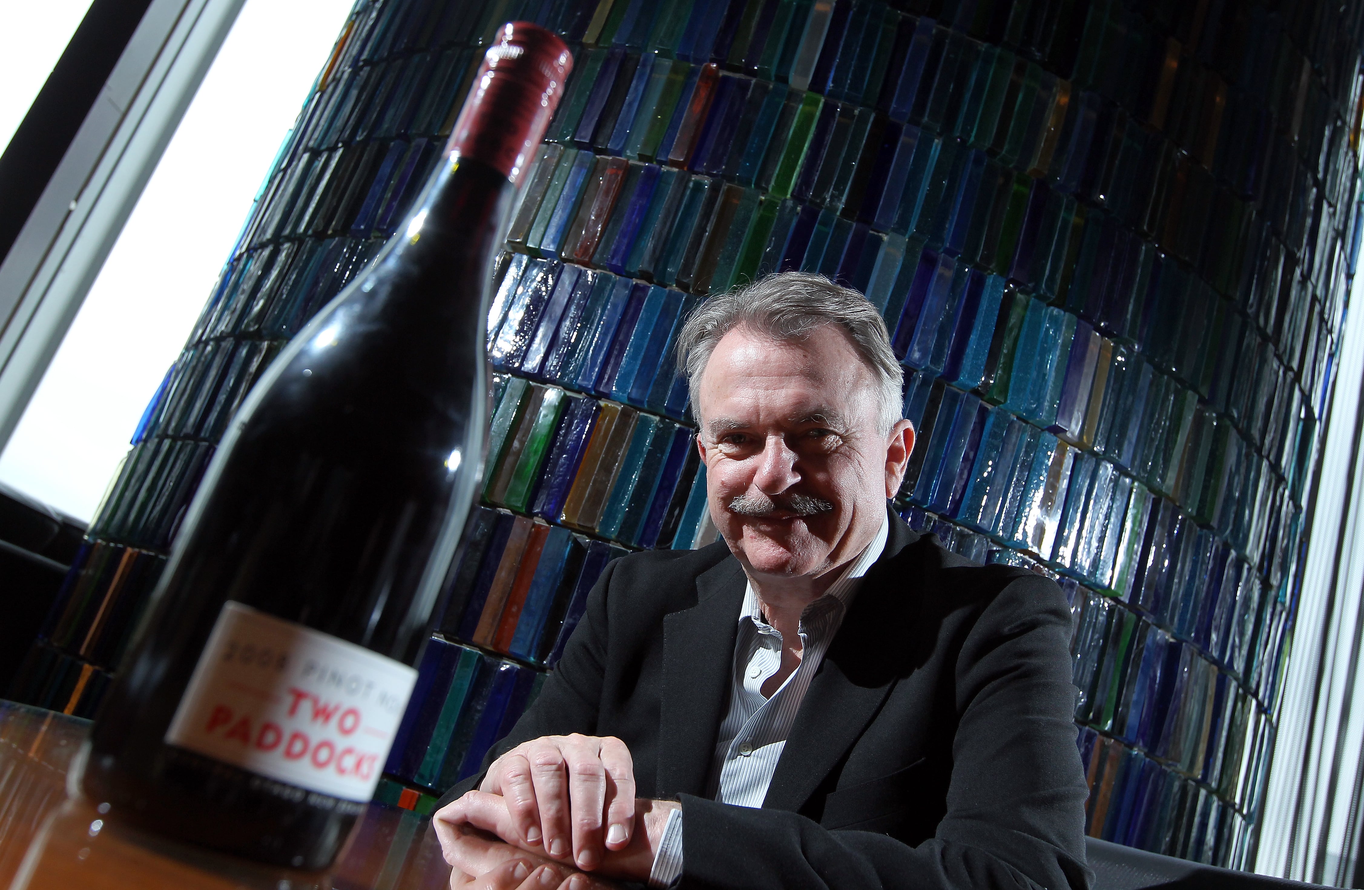 Los fans de Sam Neill disparan las ventas de su vino para homenajear al fallecido actor