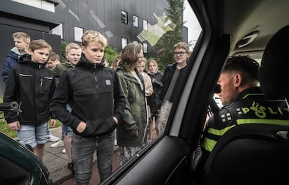 El sargento De Groen, de la policía de Róterdam, habla con un grupo de escolares.