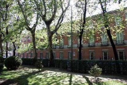 El Museo Thyssen frente a la arboleda del paseo del Prado.