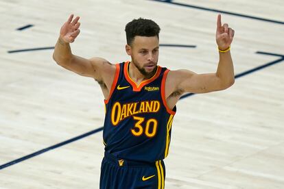 Stephen Curry celebra el acierto ante Utah que le permitió situarse segundo en la clasificación histórica de triples.