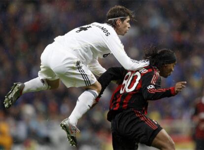 Sergio Ramos y Ronaldinho, en el duelo del Bernabéu entre el Madrid y el Milan.