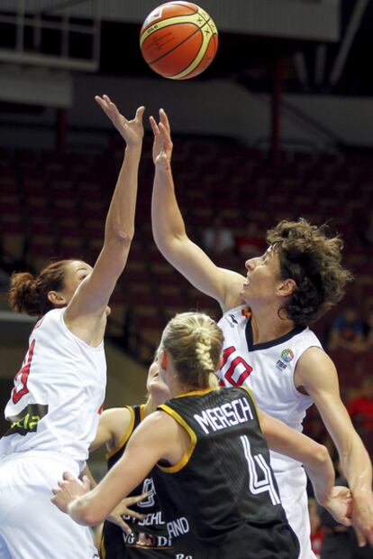 Laia Palau, Elisa Aguilar y Lea Mersch disputan el balón.