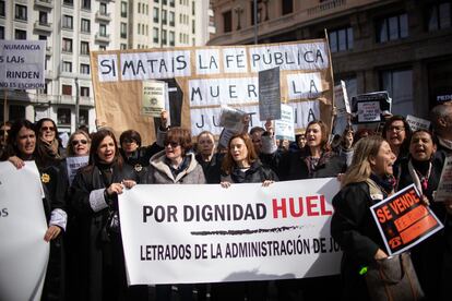 Letrados de la administración de justicia durante la manifestación convocada el jueves en Madrid.