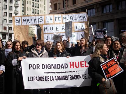 Letrados de la administración de justicia durante la manifestación convocada el jueves en Madrid.