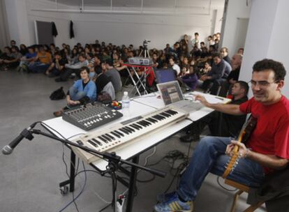 El músico Javi Pez durante el taller creativo que impartió en la Escuela de Arquitectura de San Sebastián.
