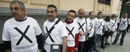 Varios militares esperan para entregar un escrito con sus reivindicaciones al Defensor del Pueblo.