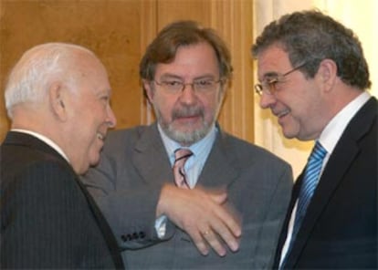 Jesús de Polanco, Juan Luis Cebrián y César Alierta, hoy antes de su comparecencia ante la prensa.