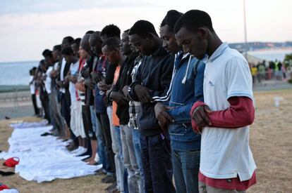 Inmigrantes musulmanes durante la oración al comienzo del mes de Ramadán, en Ventimiglia, en la frontera italiana con Francia, donde han llegado tras una difícil travesía por el Mediterráneo desde el norte de África.