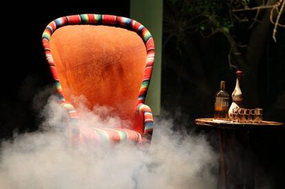 Una silla en el escenario para Chavela Vargas.