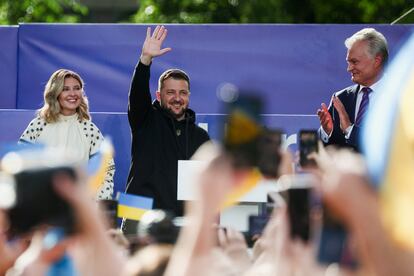 Zelenski junto a su esposa, Olena Zelenska, y al presidente lituano, Gitanas Nauseda, en una ceremonia homenaje a Ucrania, este martes a en Vilnius. 