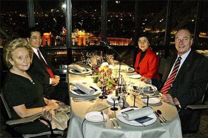 Jacques y Bernadette Chirac cenan con Hu Jintao y su esposa, Liu Yongging, en la torre Eiffel en 2004.