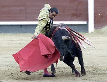 David Luguillano en su primer toro.