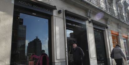 Tienda de la marca de ropa Adolfo Dom&iacute;nguez en la calle Serrano de Madrid.