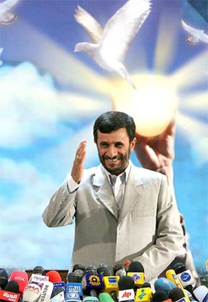 El presidente Mahmud Ahmadineyad, durante su rueda de prensa de ayer.