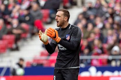 El portero del Atlético de Madrid, Jan Oblak, anima a sus compañeros.