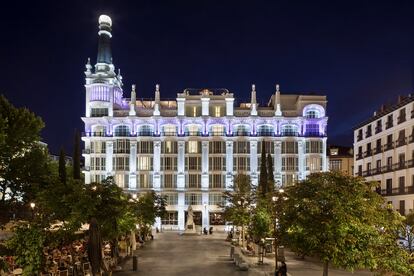 Fachada del Me Reina Victoria en Madrid,  hotel adquirido por ADIA.