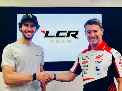 Alex Rins con Lucio Cecchinello, jefe del equipo Honda, este martes.