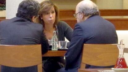 Alicia Sánchez-Camacho y, de espaldas, a la derecha, el consejero Mas-Colell junto al popular Enric Millo, desayunando en la cafertería del Parlament.