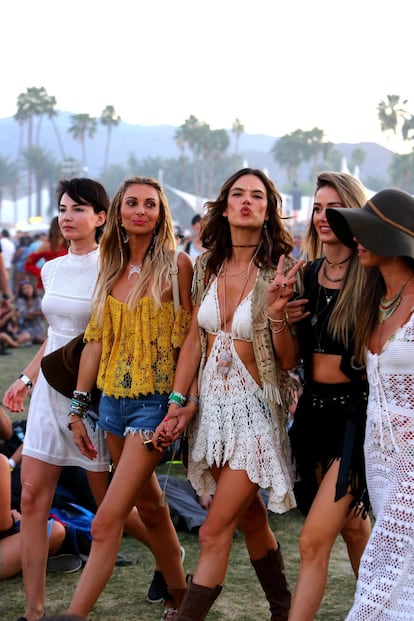 Pero no fueron las únicas modelos de la firma de lencería que se pudieron ver en el festival. La también 'ángel' Alessandra Ambrosio paseó con sus amigas por el recinto y posó divertida ante los fotógrafos. 