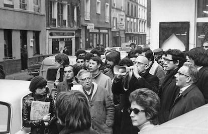 El filósofo Michel Foucault, uno de los protagonistas de 'Espíritus del presente', se manifiesta en París contra el asesinato de Djilali Ben Ali en 1971 al lado de Jean-Paul Sartre.