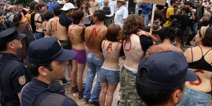 Un grupo de <i>indignados</i> mostró sus espaldas en la plaza del Ayuntamiento de Valencia durante la constitución del Consistorio de Valencia.