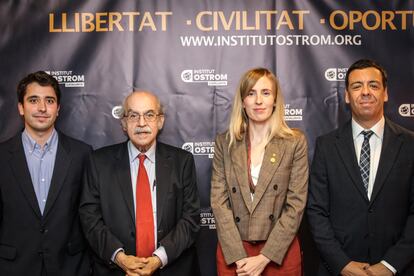 El vicepresidente del Instituto Ostrom, Martí Jiménez (izq.), y el presidente, Eric Herrera (der.) con Andreu Mas-Colell y la consejera de Exteriores de la Generalitat, Victòria Alsina.