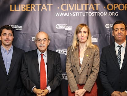 El vicepresidente del Instituto Ostrom, Martí Jiménez (izq.), y el presidente, Eric Herrera (der.) con Andreu Mas-Colell y la consejera de Exteriores de la Generalitat, Victòria Alsina.