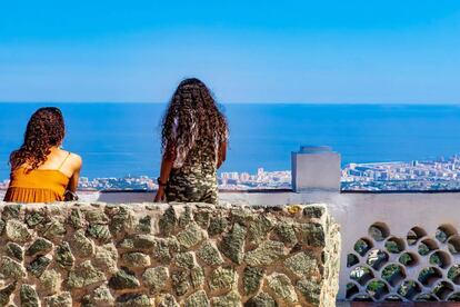 Vista de la costa de Fuengirola desde un mirador en Mijas Pueblo (Málaga).